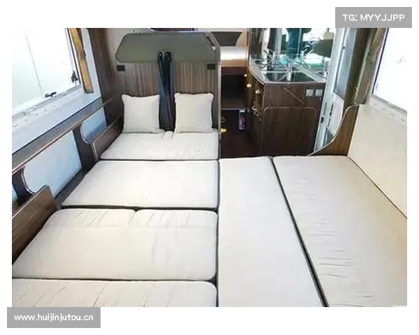 三菱扶桑罗莎轻卡房车,空间方正舒适度高,会客区可拼多种床位 三菱扶桑罗莎轻卡房车,空间方正舒适度高,会客区可拼多种床位